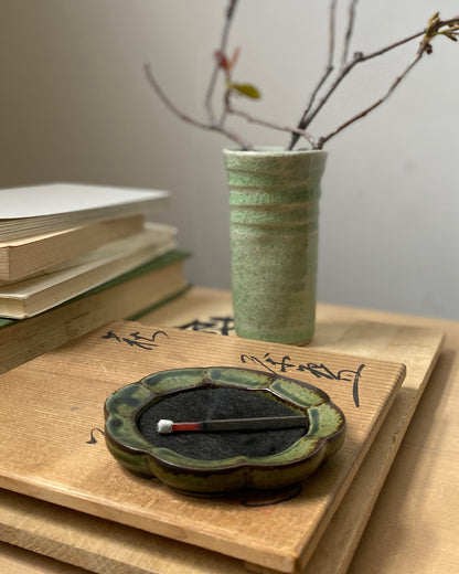 hibi : seto porcelain incense dish - moss