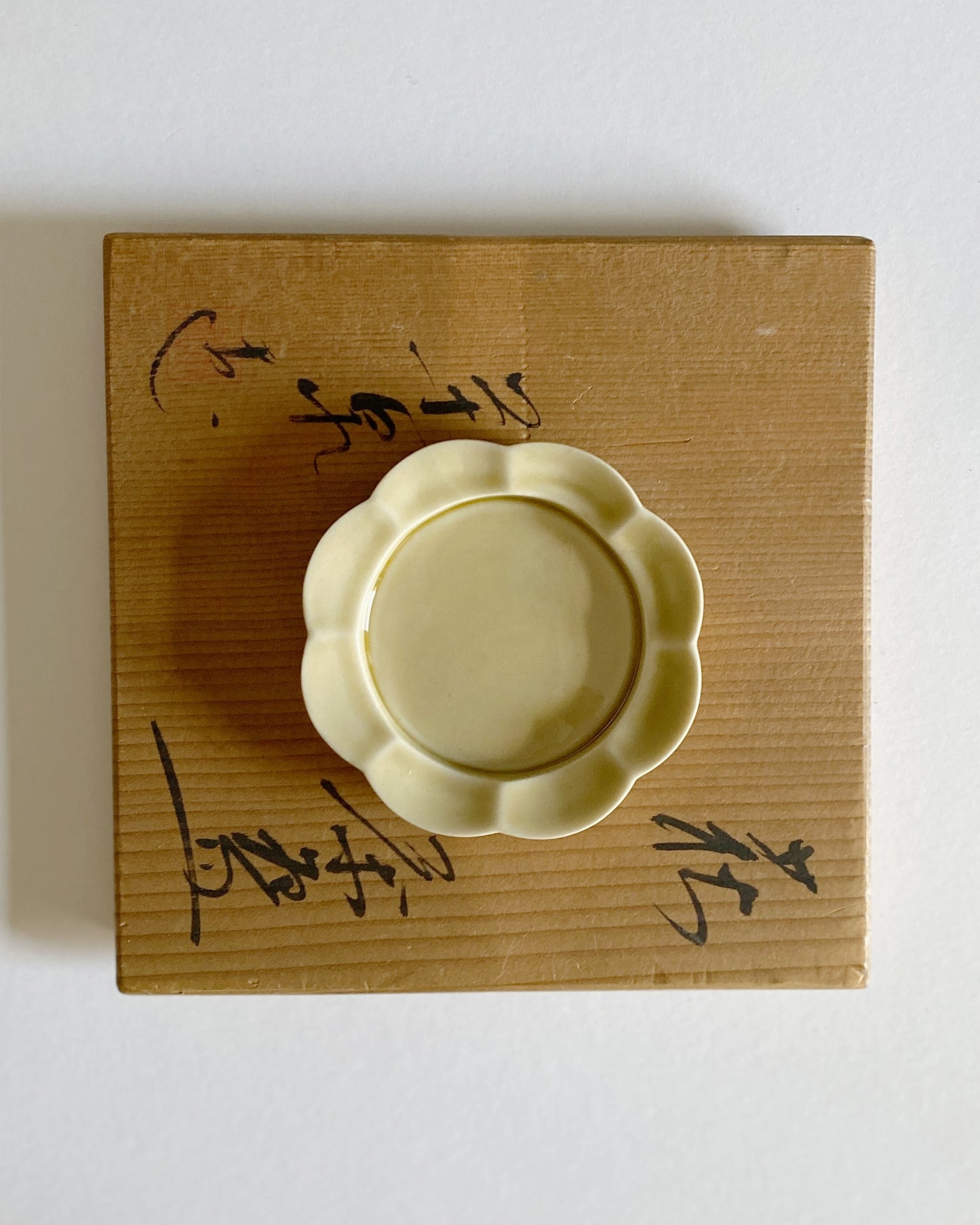 hibi : seto porcelain incense dish - sand