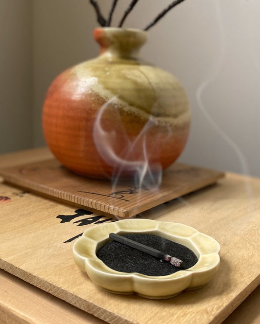 hibi : seto porcelain incense dish - sand