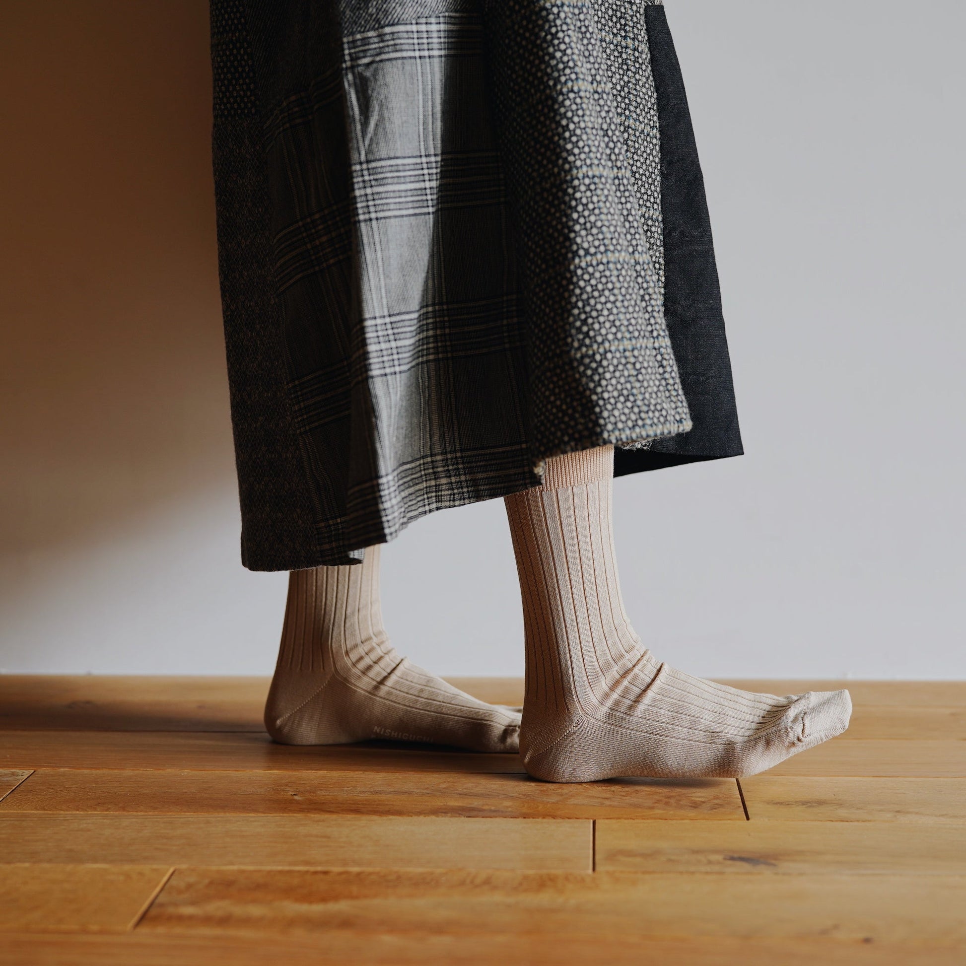 NISHIGUCHI KUTSUSHITA : silk cotton ribbed socks