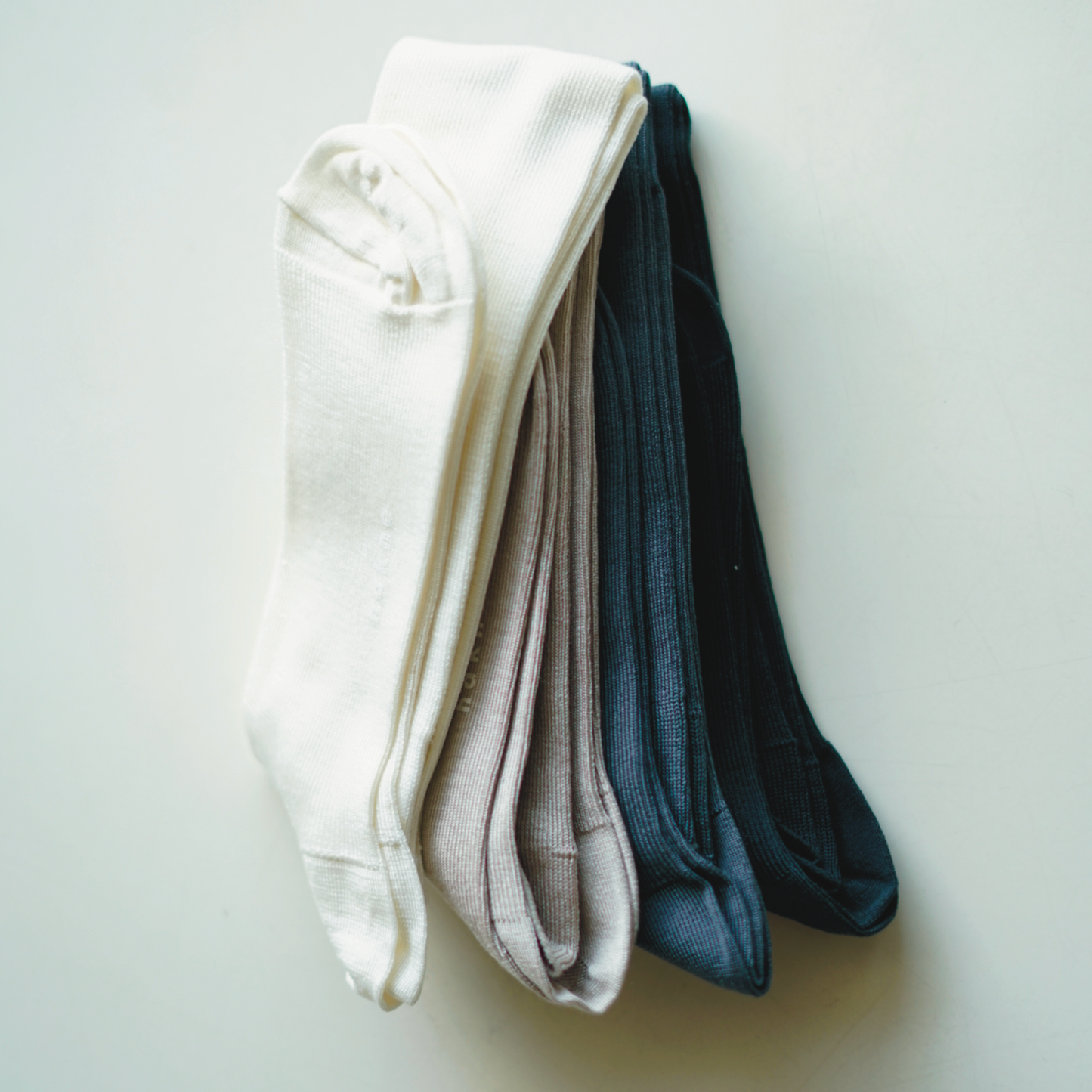 hakne : silk ribbed high socks