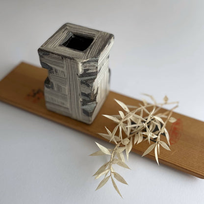 hechimon : shigaraki-ware square vase