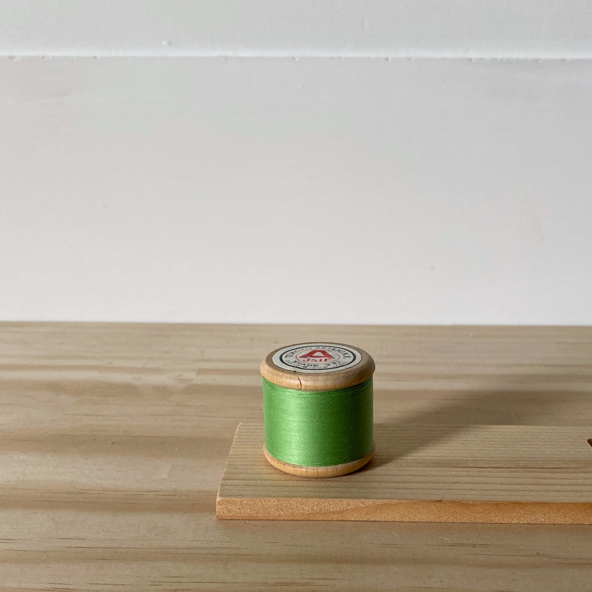 spool of vintage japanese glacé sewing thread green